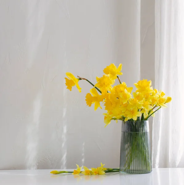 Gele Lente Narcissen Glazen Vaas Witte Achtergrond — Stockfoto