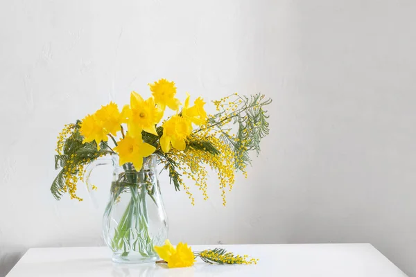 Flores Amarelas Primavera Vaso Vidro Fundo Branco — Fotografia de Stock