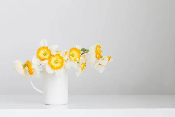 Velhas Flores Narciso Murchas Uma Caneca Vintage Branca — Fotografia de Stock