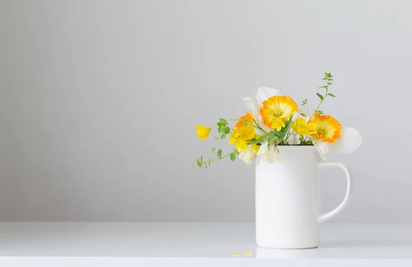 Wiosna Żółte Kwiaty Białym Tle — Zdjęcie stockowe