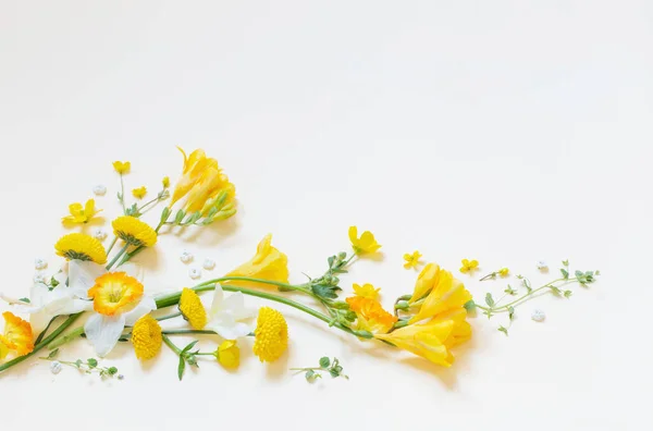 Flores Amarillas Sobre Fondo Papel Amarillo —  Fotos de Stock