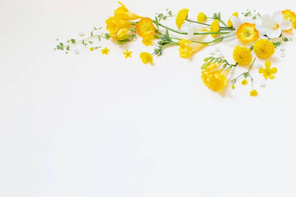 Gele Bloemen Gele Papieren Achtergrond — Stockfoto