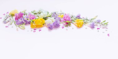 Pastel pembe arka planda bahar çiçekleri