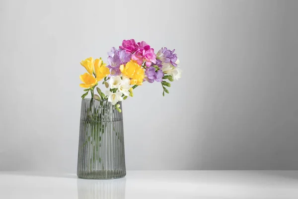 Freesia Blumen Moderner Glasvase Auf Weißem Hintergrund — Stockfoto