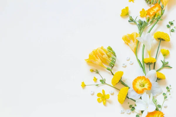 Flores Amarelas Sobre Fundo Papel Amarelo — Fotografia de Stock