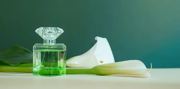 Parfum Fles Met Planten Bloemen Groene Achtergrond — Stockfoto