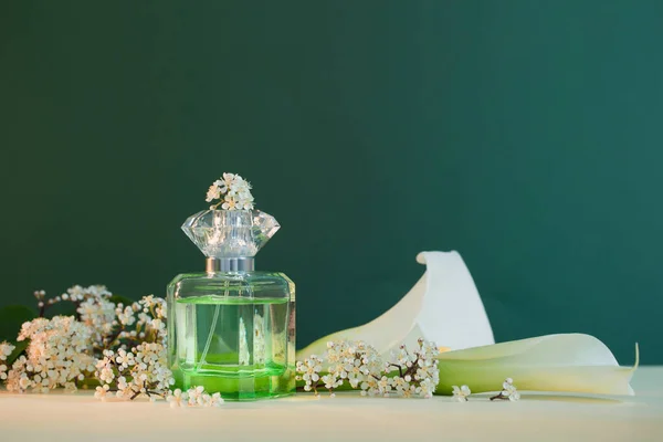香水瓶 植物花 绿色底色 — 图库照片