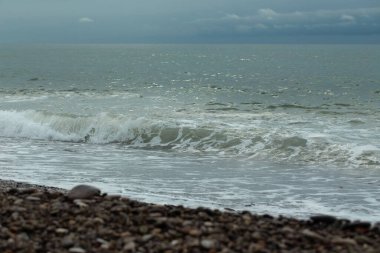 Dalgalı bulutlu deniz manzarası