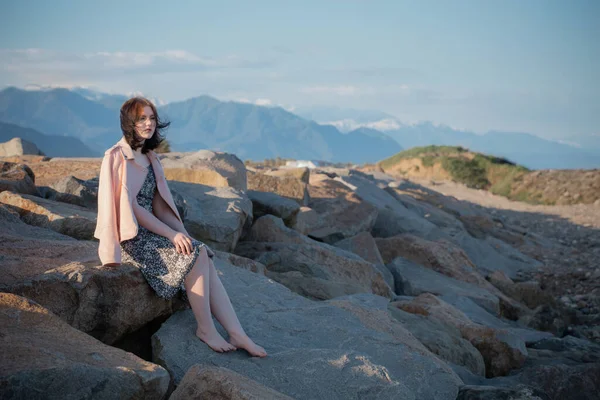 Giovane Donna Giacca Rosa Sfondo Montagne Paesaggio — Foto Stock