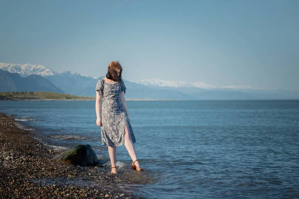 Ung Kvinna Klänning Stranden — Stockfoto