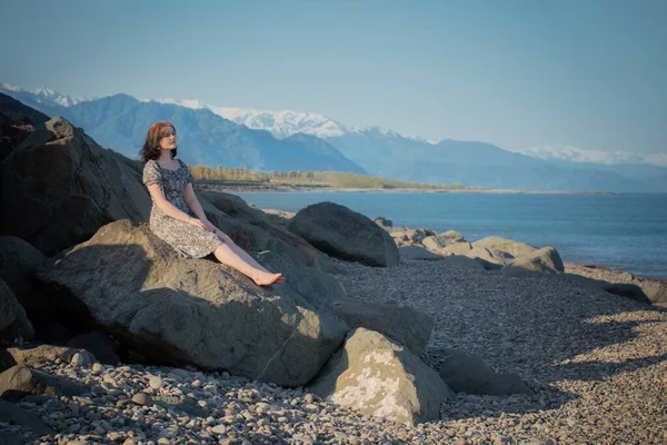 Ung Kaukasiska Flicka Bakgrunden Havet Landskap — Stockfoto