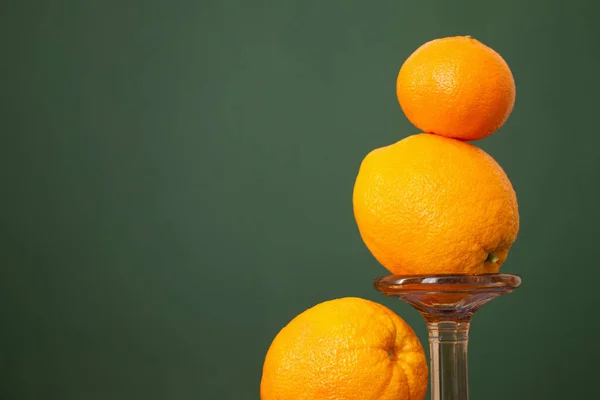 Апельсины Винтажной Стеклянной Вазой Зеленом Фоне — стоковое фото
