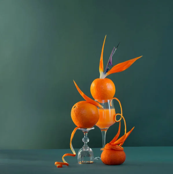 Egzotyczna Martwa Natura Płatkami Pomarańczy Sokiem Pomarańczowym Owocami Pomarańczy — Zdjęcie stockowe