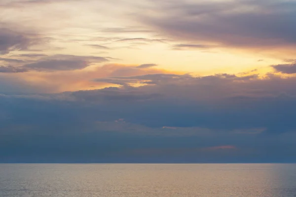 Vacker Himmel Med Moln Och Hav Vid Solnedgången — Stockfoto