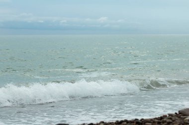 Dalgalı bulutlu deniz manzarası