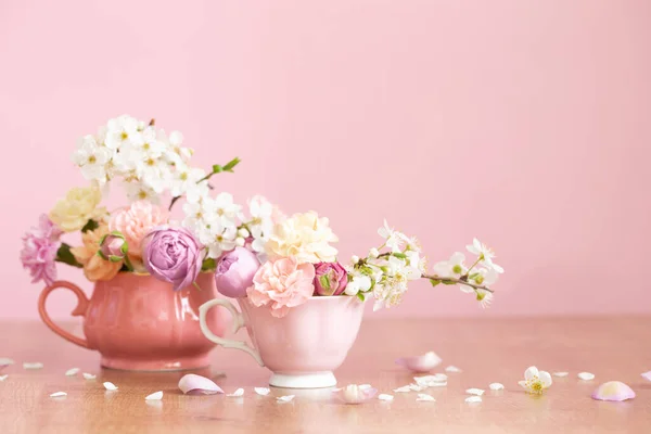 Krásné Jarní Květiny Dvou Vinobraní Poháry Růžovém Pozadí — Stock fotografie