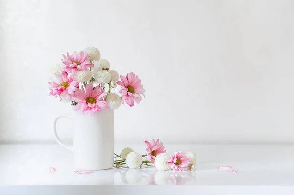 Bílá Růžová Chryzantémy Vinobraní Pohár Bílém Pozadí — Stock fotografie