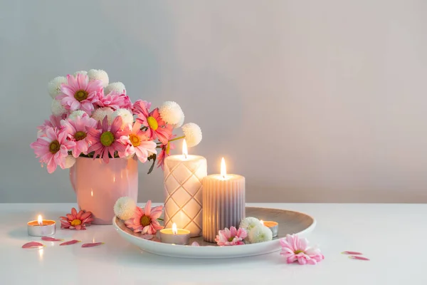 Hořící Svíčky Růžové Bílé Chryzantémy Bílém Interiéru — Stock fotografie