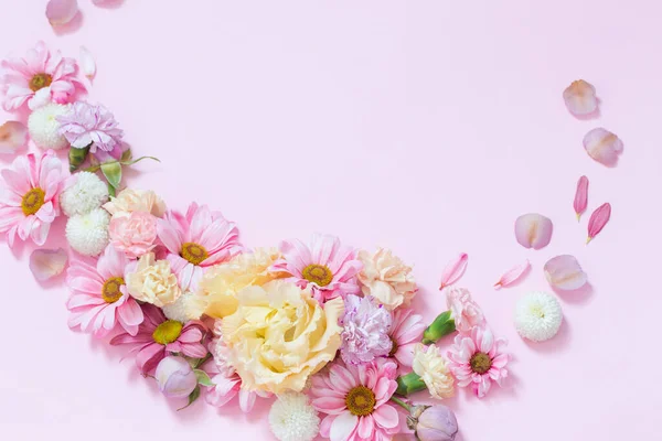 Pembe Bir Arka Plan Üzerine Güzel Çiçekler — Stok fotoğraf