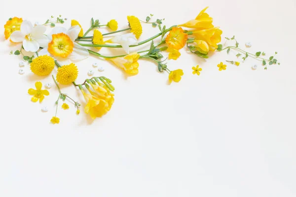 Жовті Квіти Жовтому Паперовому Фоні — стокове фото