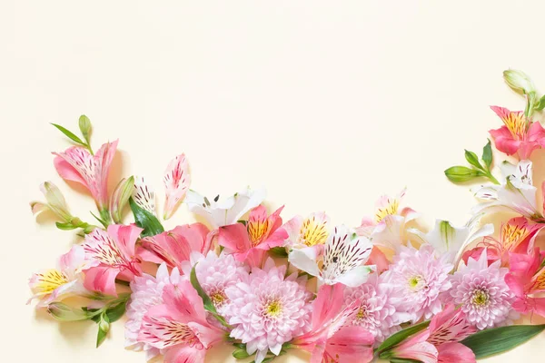 Fiori Alstroemeria Crisantemi Sfondo Giallo — Foto Stock