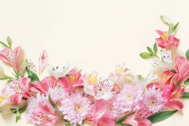 Sarı arka planda alstroemeria ve kasımpatı çiçekleri