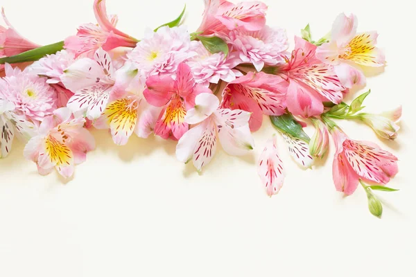 Цветы Альстромерии Хризантем Желтом Фоне — стоковое фото