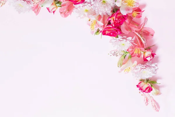 Alstroemeriaand Crisantemi Fiori Sfondo Rosa — Foto Stock