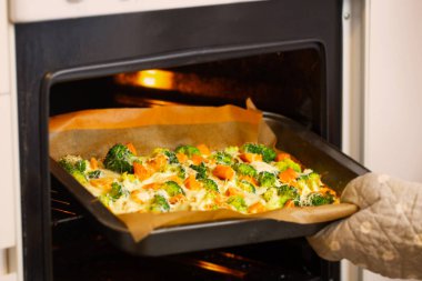 Fırında pişmiş peynirli sebzeler, vejetaryen yemekleri.