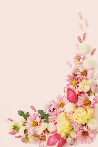 白い背景の花のフレーム — ストック写真