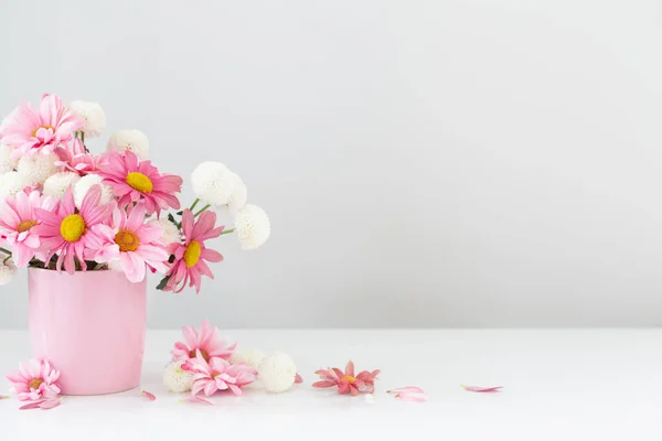 Bílá Růžová Chryzantémy Růžové Vázy Bílém Pozadí — Stock fotografie
