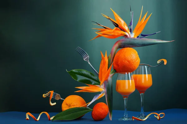 Exotisches Stillleben Mit Paradiesvogel Blumen Orangensaft Und Orangenfrüchten — Stockfoto
