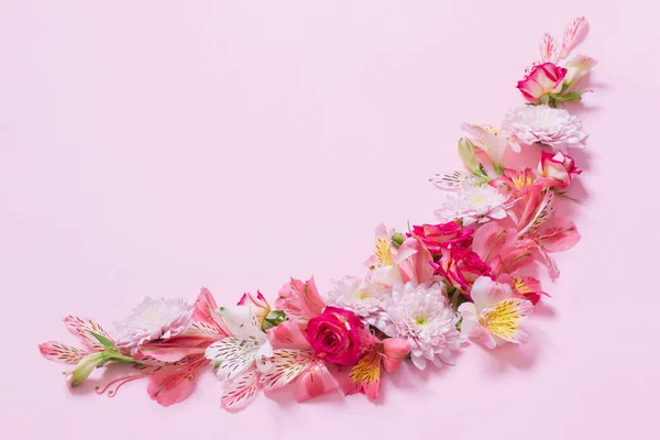 ピンクの背景にアルストレーメリアと菊の花 — ストック写真