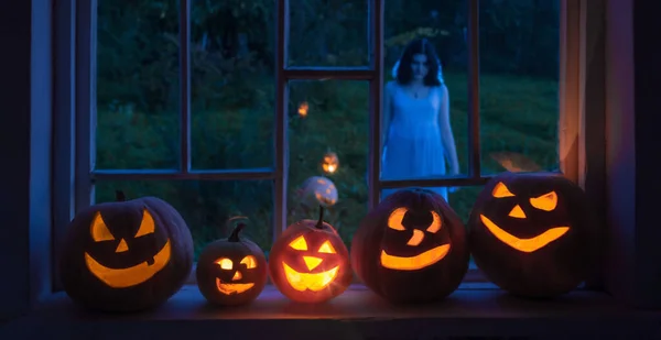 Halloween Pumpar Fönsterbräda Med Spöke Utanför Fönstret — Stockfoto