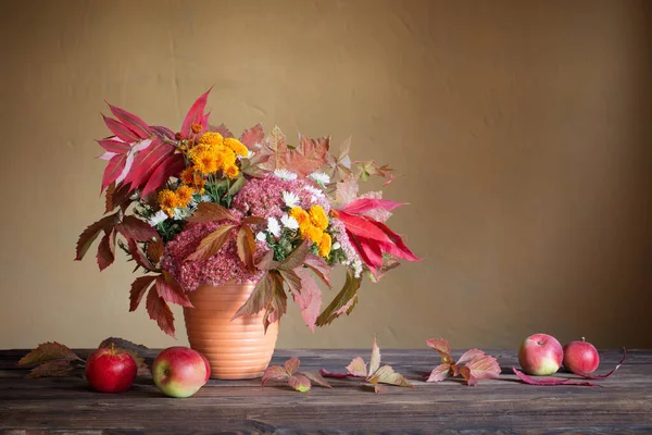 Όμορφη Φθινοπωρινή Σύνθεση Ξύλινο Τραπέζι — Φωτογραφία Αρχείου