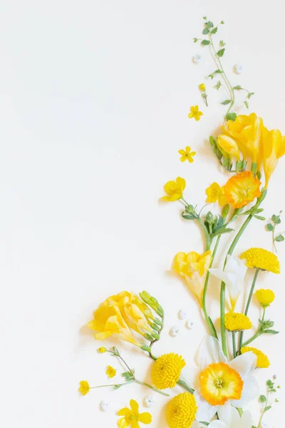 Sárga Virágok Sárga Papíron Háttér — Stock Fotó