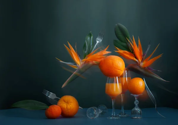 Exotic Still Life Bird Paradise Flowers Orange Juice Orange Fruits — Stock Photo, Image