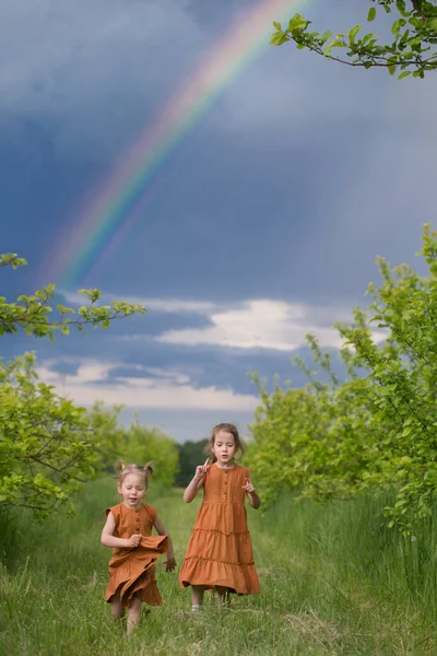 Duas Meninas Correndo Jardim Verão Com Arco Íris — Fotografia de Stock