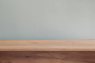 modern ahşap masa ve mavi duvarlı arkaplan