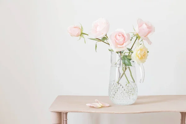 Piękne Róże Szklanym Dzbanku Białym Tle — Zdjęcie stockowe