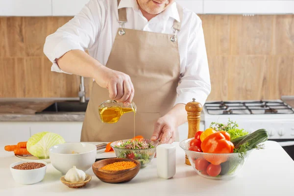 Man Laga Hälsosam Vegetarisk Mat Bordet Köket — Stockfoto