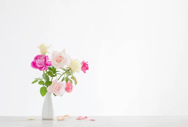Rosa Rosas Brancas Vaso Cerâmica Branca Sobre Fundo Branco — Fotografia de Stock