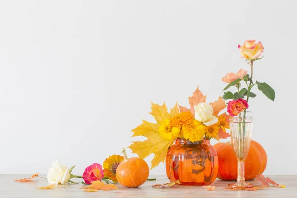 オレンジ色の秋の花束 — ストック写真