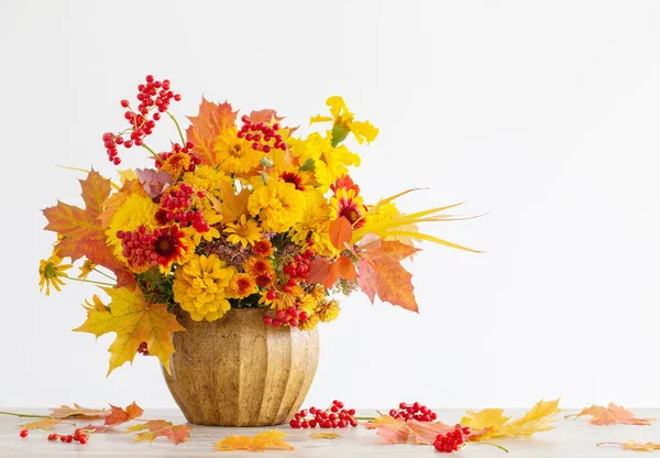 Herbstliches Bouquet Keramikvase Auf Weißem Hintergrund — Stockfoto