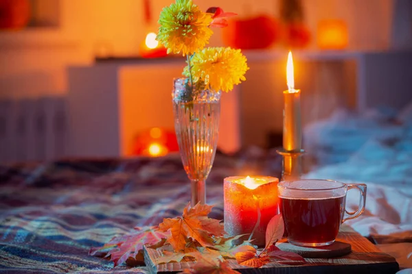 Tasse Tee Und Chrysanthemen Der Vase Mit Brennenden Kerzen Schlafzimmer — Stockfoto