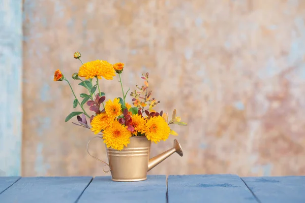 Crisantemo Fiori Annaffiatoio Oro Sfondo Vecchio Muro — Foto Stock