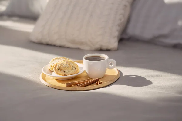 Tasse Kaffee Auf Holztablett Auf Dem Bett Gemütlichen Schlafzimmer — Stockfoto