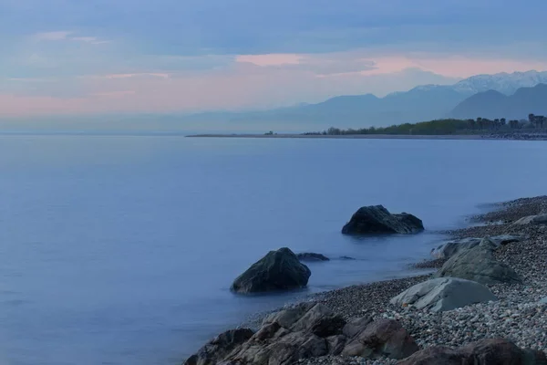 海与山的蓝色夜景 — 图库照片