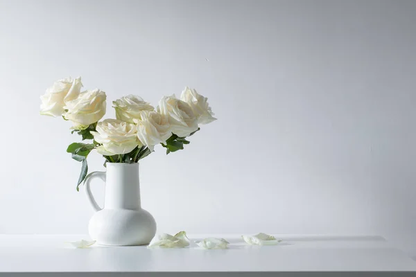 Bouquet Roses Blanches Cruche Sur Fond Blanc — Photo