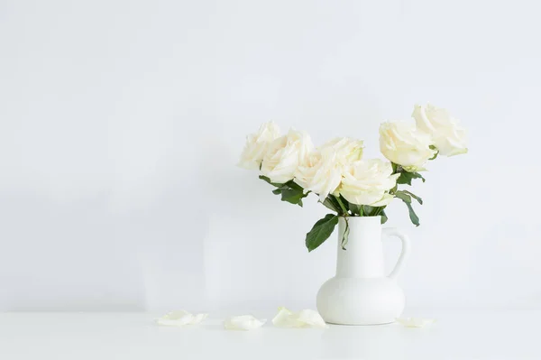 Beyaz Arka Planda Sürahi Içinde Beyaz Güller — Stok fotoğraf
